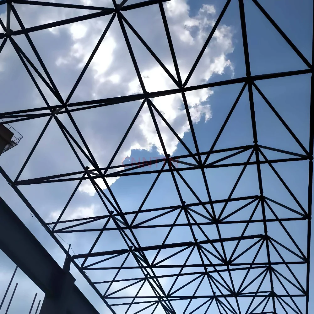 Triangulated roof grid against the sky. Image from the supplied site archive; project identity is not documented here.