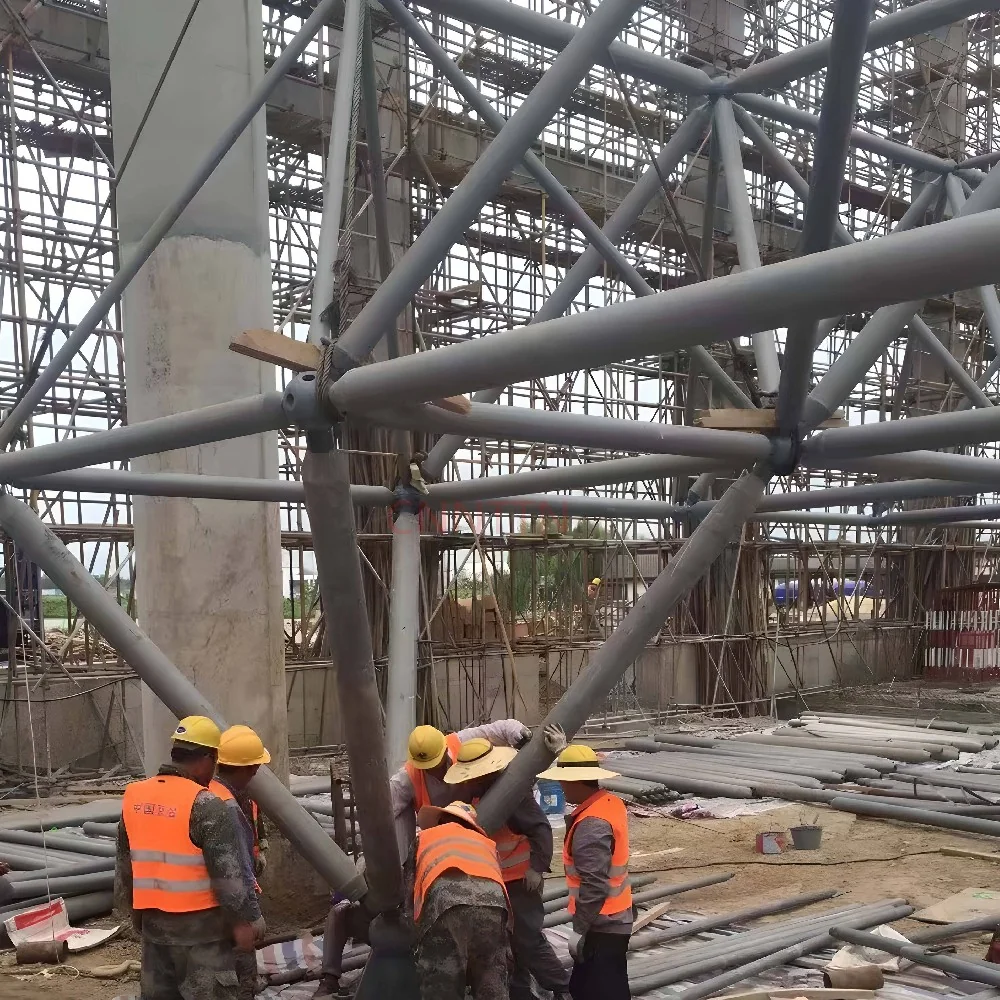 On-site structural assembly. Image from the supplied site archive; project identity is not documented here.