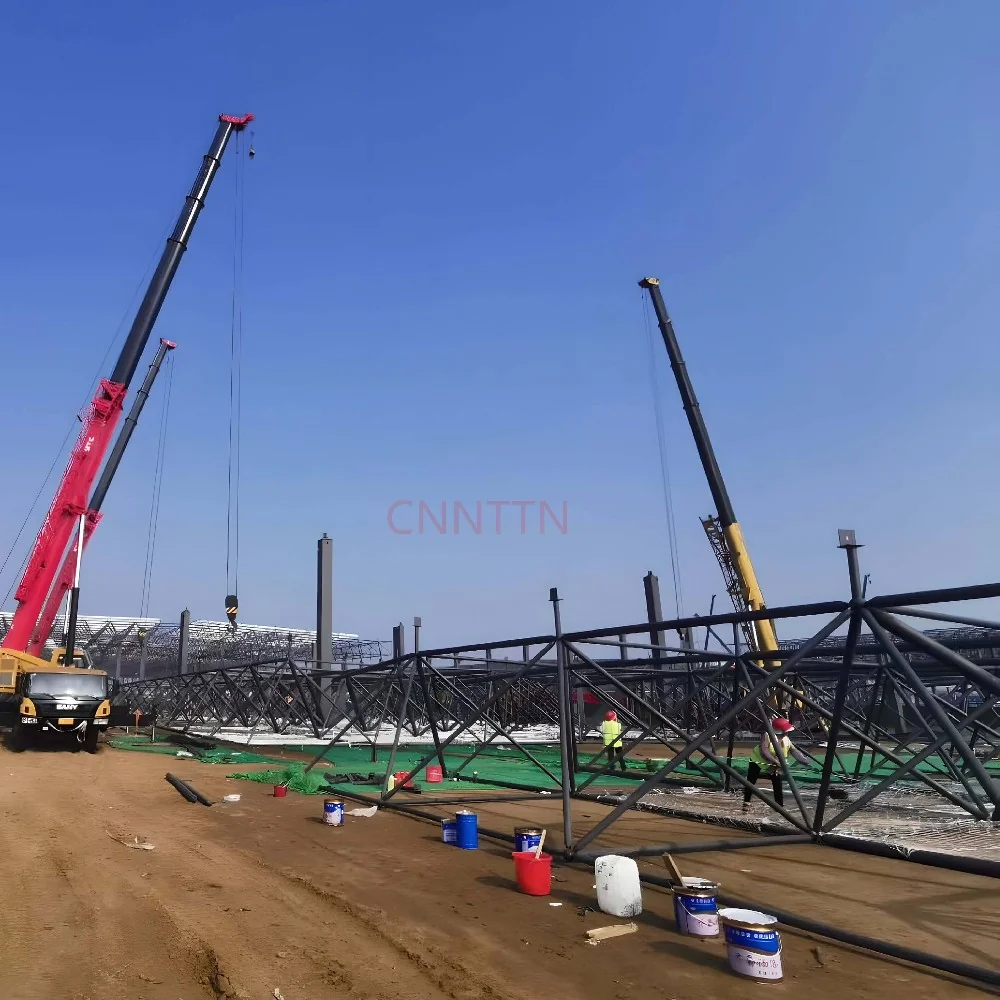 Lifting equipment beside a structural frame. Image from the supplied site archive; project identity is not documented here.