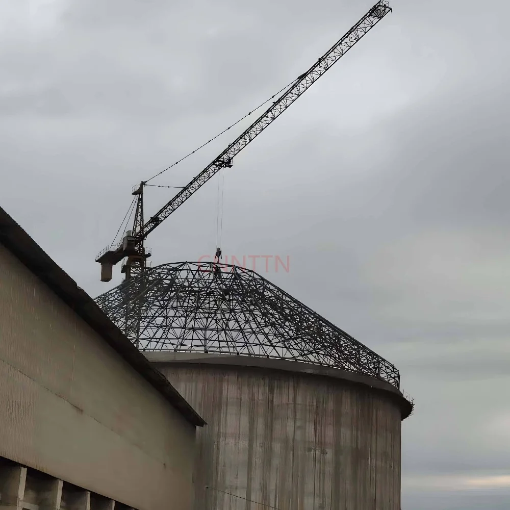 Roof structure near lifting equipment. Image from the supplied site archive; project identity is not documented here.