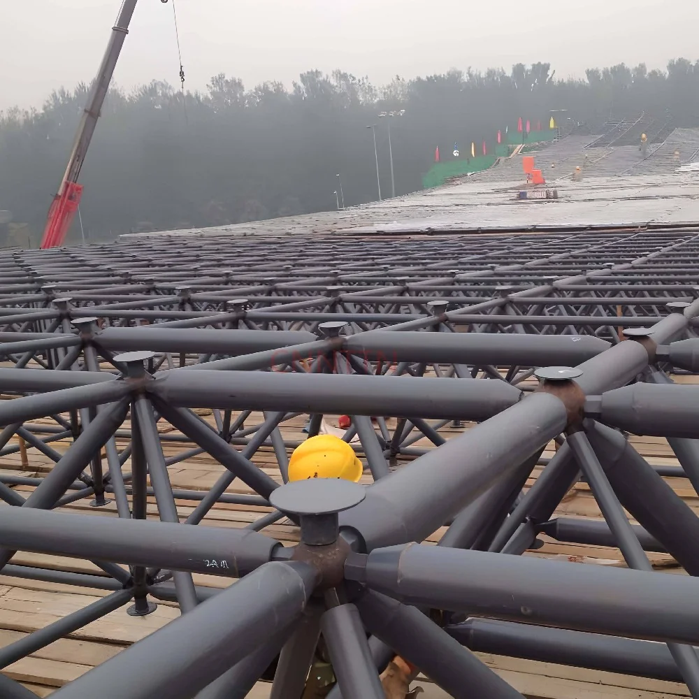 Work area on an assembled roof grid. Image from the supplied site archive; project identity is not documented here.