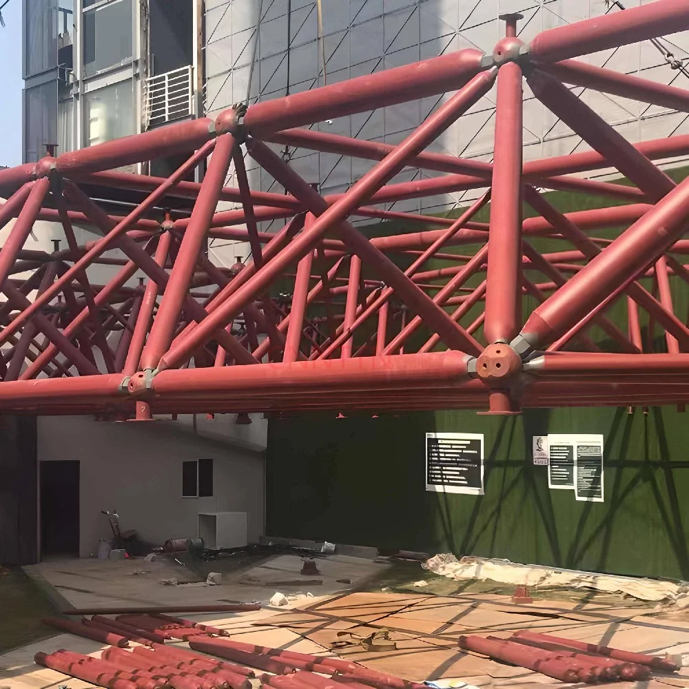 Painted roof module above a work area. Image from the supplied site archive; project identity is not documented here.